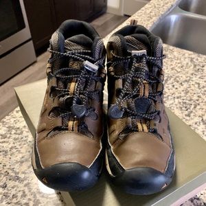 Keen boys hiking boots